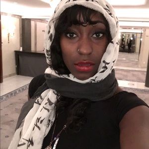 Meet your Posher, Crystal